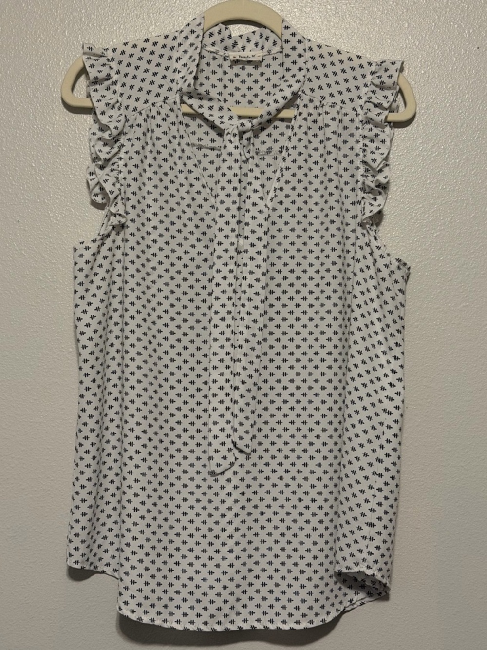 Sleeveless Ruffle Tie-Neck Camisole in White with Black Motif